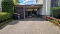 Einfahrt und Carport