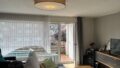 Wohnzimmer mit Zugang zum Balkon