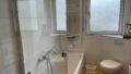 Tageslichtbad mit Dusche und Wanne