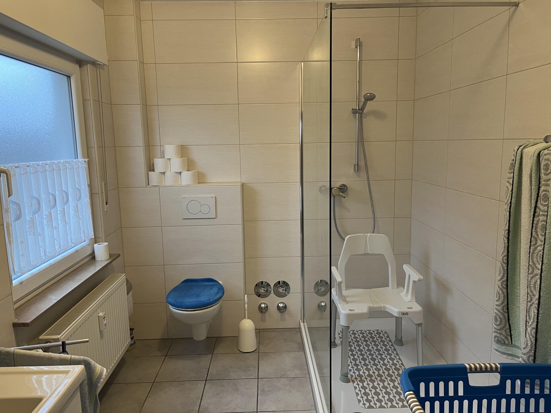 Tageslichtbad mit Waschmaschinenanschluss