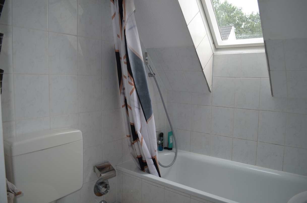 Tageslichtbad mit Duschwanne