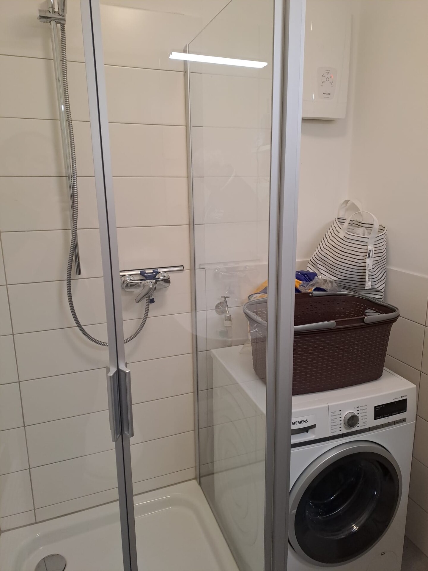 Duschbad mit Waschmaschinenanschluss