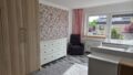 Schlafzimmer mit Zugang zum Balkon OG