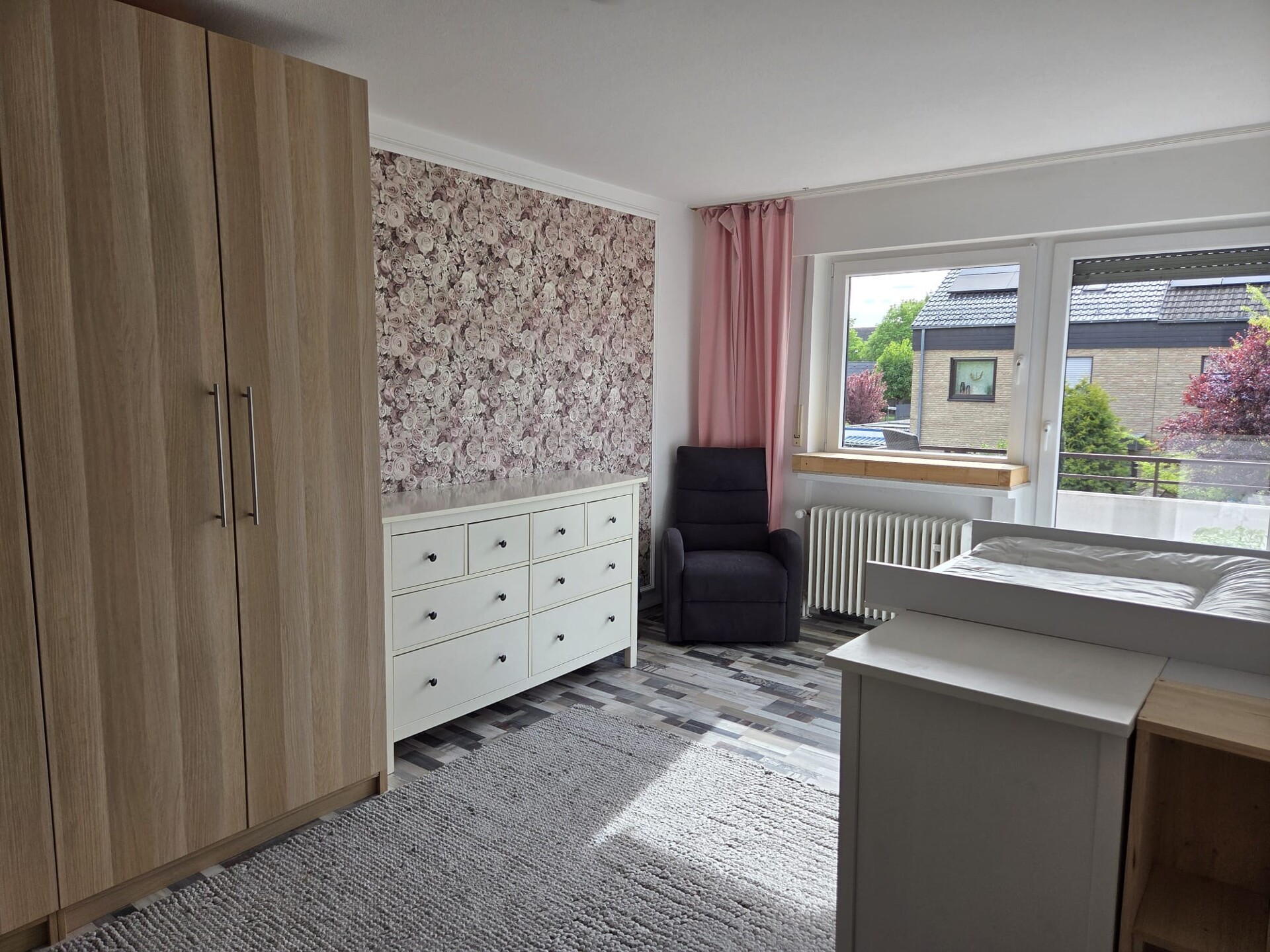 Schlafzimmer mit Zugang zum Balkon OG