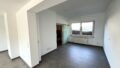 Blick in den Schlafbereich mit angrenzendem Badezimmer