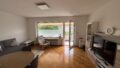 Wohnzimmer mit Zugang zum Balkon