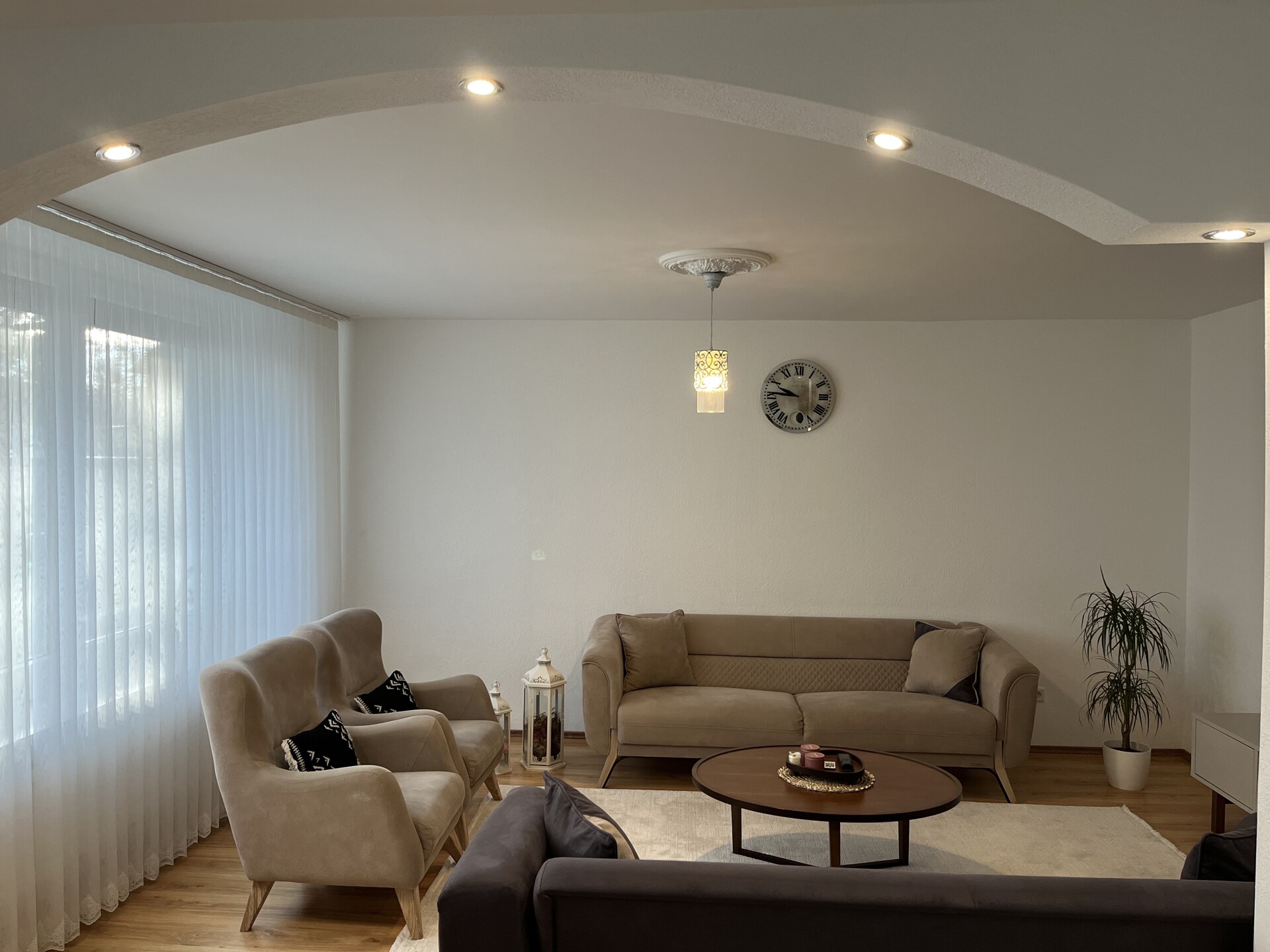 Blick vom Esszimmer ins Wohnzimmer