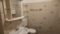 Waschtisch und WC