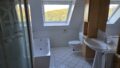 Bad mit Wanne und Dusche OG