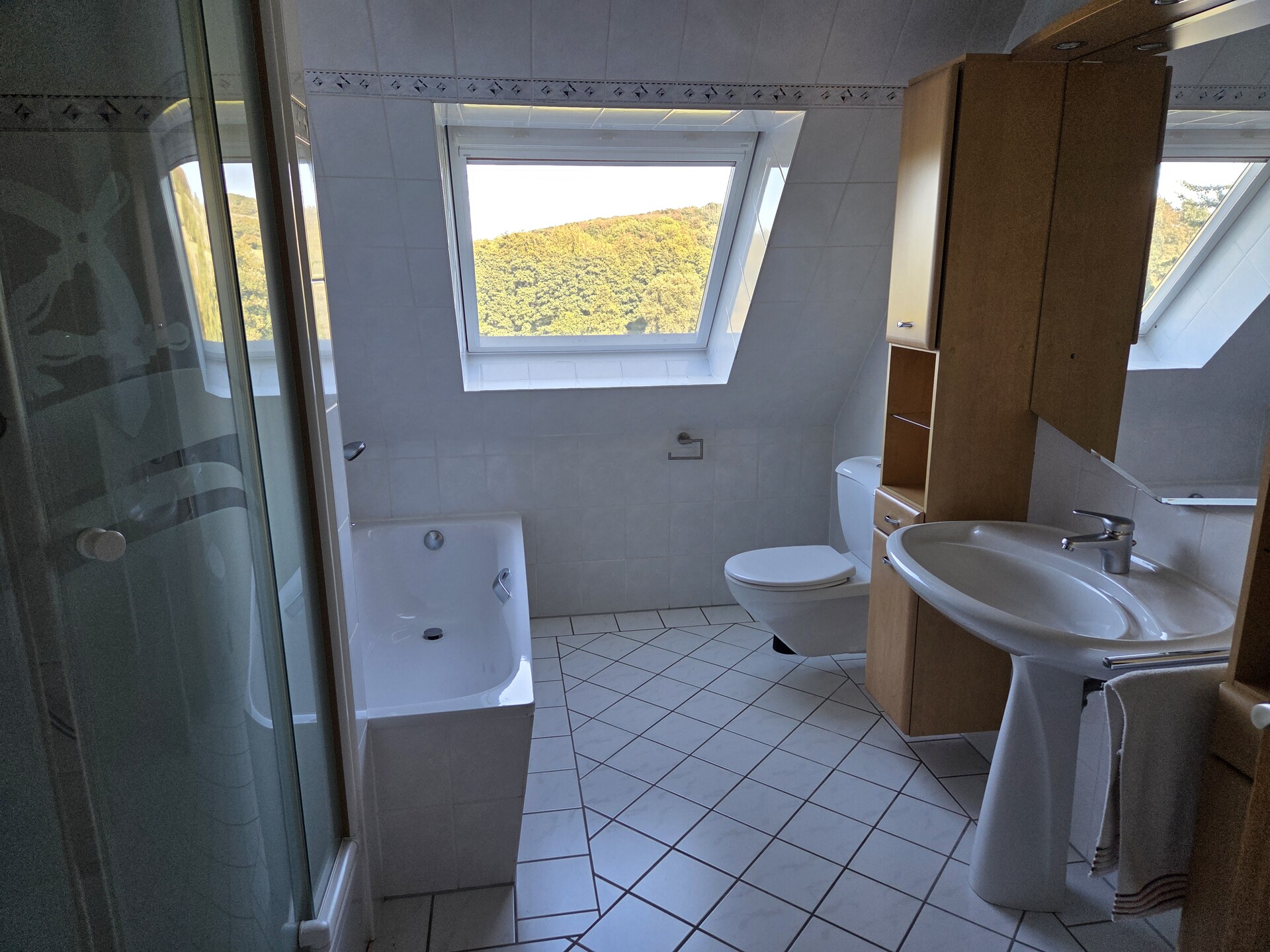 Bad mit Wanne und Dusche OG